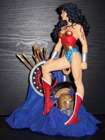 statuewonderwomandcdirect.jpg